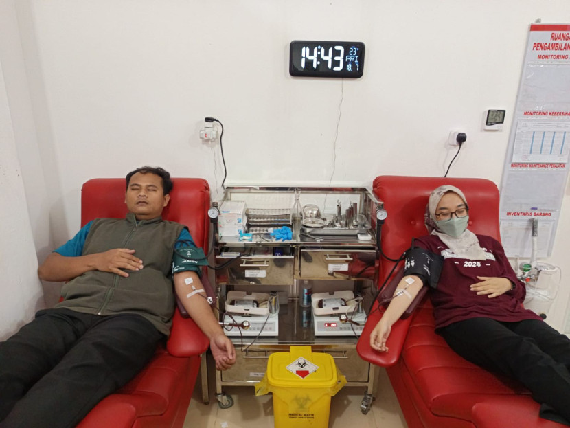 Perawat dalam naungan PPNI Kota Sukabumi tengah donor darah di UDD PMI Kota Sukabumi, Sabtu (19/7/2025). Atep Maulana