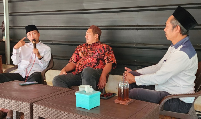 Ketua PCNU Kota Depok, KH Achmad Solechan (kiri).Kasatcorcab Banser, Ade Hukmawan (tengah) dan Cak Tarno (kanan) dalam diskusi (Foto Dok LTN NU Kota Depok)