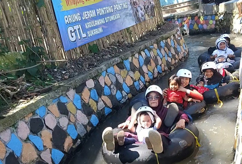 Anak-anak dari Panti Asuhan Muslimin Sukmawinata tengah bermain arung jeram di wisata edukasi Kadulawang, Kota Sukabumi, Sabtu (19/7/2025).