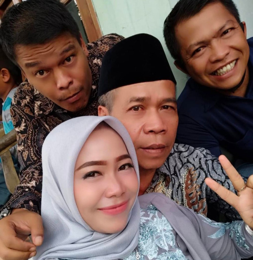 Bripka Cecep Saeful Bahri (kanan belakang) saat berpoto dengan keluarga. (Foto: Dok Azhrina)
