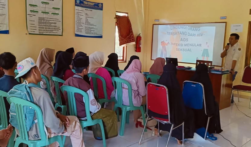 Pemateri dari KPA Kabupaten Sukabumi memberikan edukasi pencegahan HIV AIDS dalam MPLS yang diselenggarakan oleh PKBM Makmur, Desa Ciracap, Kecamatan Ciracap, Kabupaten Sukabumi, Ahad (20/7/2025).
