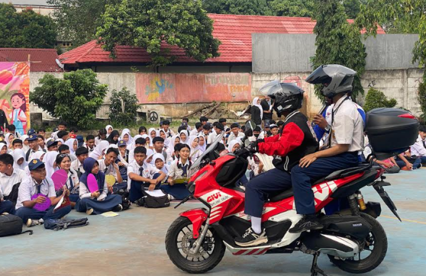 Para peserta sedang mendapat edukasi safety riding dari instruktur PT WMS. dok Wahana
