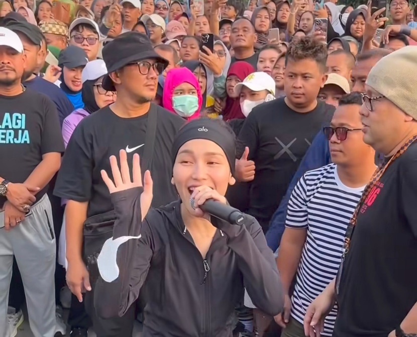 Ayu Ting Ting tampil nyanyi di arena CFD Margonda Depok, Ahad (207/2025). (Foto: Dok RUZKA INDONESIA)