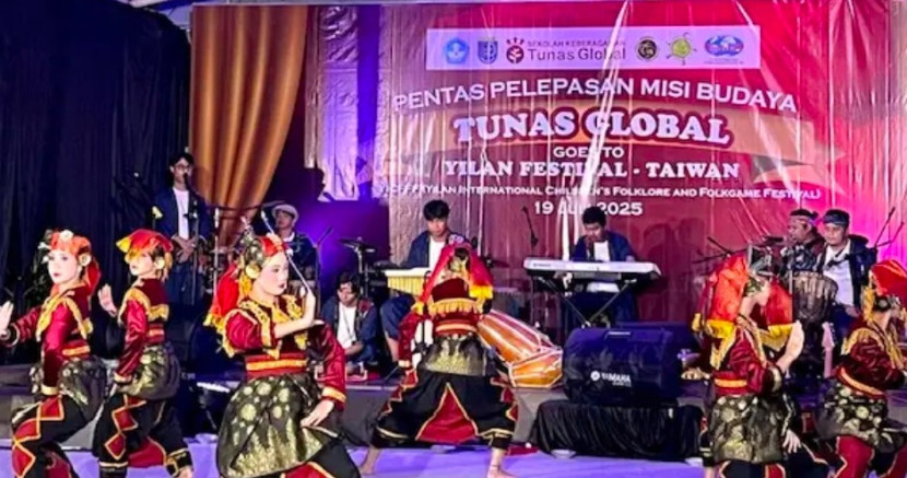 Acara Pentas Pelepasan Misi Budaya Tunas Global Goes To Yulan Festival-Taiwan di Halaman Sekolah Tunas Global, Sabtu (19/07/2025) malam. (Foto: Dok Diskominfo Kota Depok) 