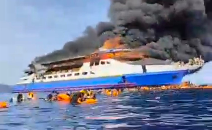 KM Barcelona 5A terbakar dekat Pulau Talise, Kecamatan Likupang Barat, Kabupaten Minahasa Utara Sulawesi Utara, Ahad (20/07/2025). (Foto: Dok RUZKA INDONESIA)