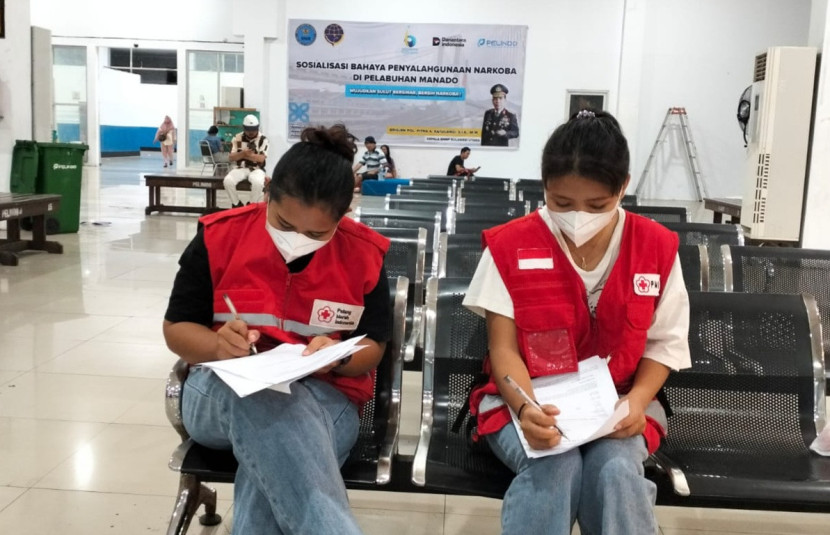 Petugas PMI sedang membuka layanan Restoring Family Links (RFL) di Pelabuhan Manado. Istimewa