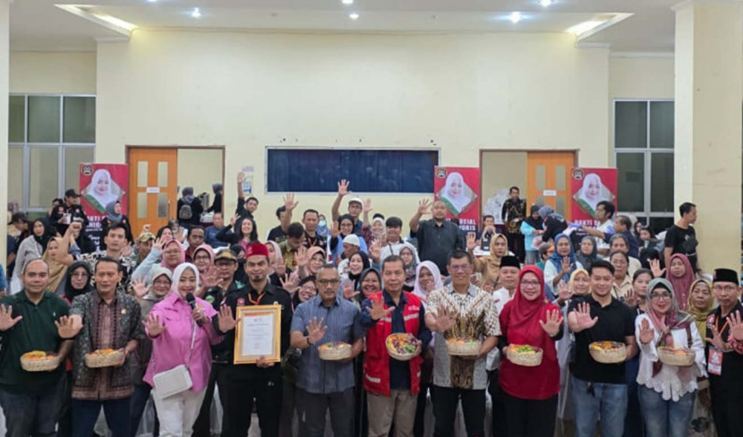 Peserta Donor Darah memdapatkan sembako dan Piagam Pahlawan Donor Darah yang diberikan langsung oleh Fahira Idris. (Foto: Dok RUZKA INDONESIA)
