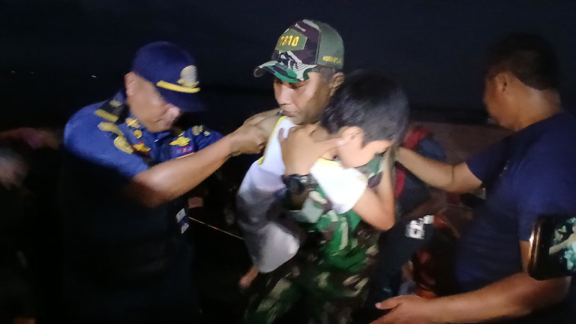TNI menyelamatkan penumpang Kapal Motor Penumpang (KMP) Barcelona VA. Sumber: Puspen TNI