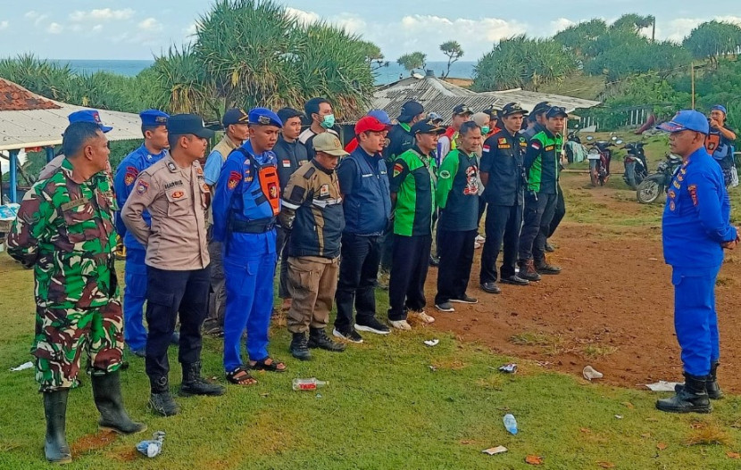 Plt Kasat Pol. Airud Polres Garut, Iptu Aep Saprudin selepas pencarian korban di hari pertama memberikan arahan kepada tim SAR untuk lebih focus melakukan pencarian korban di hari berikutnya. (Foto : Ridwan/RUZKA INDONESIA)