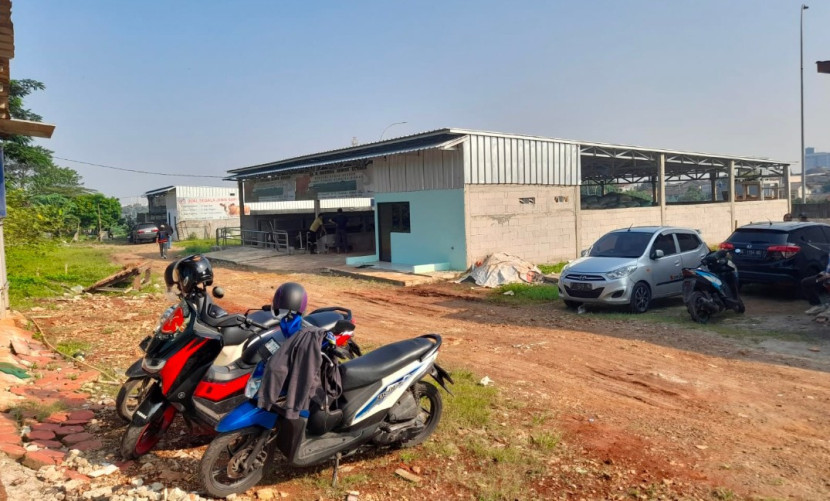 Sejumlah bangunan liar (bangli) sudah dibongkar, hanya bangli yang rencananya untuk kegiatan Pasar Hewan masih berdiri kokoh di lahan jalur pipa gas Pertamina Gas di Jalan Juanda, Kota Depok, Senin (21/07/2025). Infonya pembongkaran bangli Pasar Hewan ditunda. (Foto: Dok RUZKA INDONESIA)