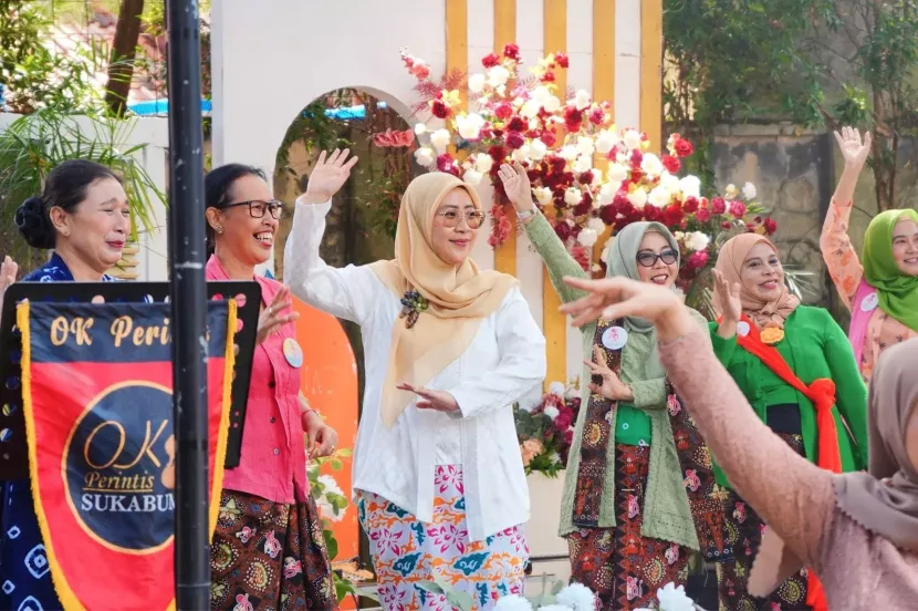 Ketua Dekranasda Kota Sukabumi Ranty Rachmatilah mengenakan kebaya saat peresmian Perempuan Berkebaya Indonesia (PBI) Sukabumi Raya di Secret Garden, Kota Sukabumi, Senin (21/7/2025). Dokpim pemkot sukabumi