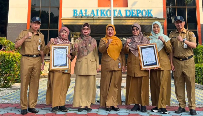 Pj Sekda Kota Depok, Nina Suzana (tengah) bersama 4 OPD penerima Sertifikat ISO/IEC 27001:2022, di Halaman Balai Kota Depok, Senin (21/07/2025). (Foto: Dok Diskominfo Kota Depok)