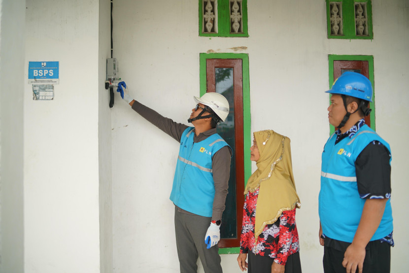 Petugas memeriksa meteran listrik milik pelanggan (ilustrasi). FOTO: Humas PLN UID Jatim