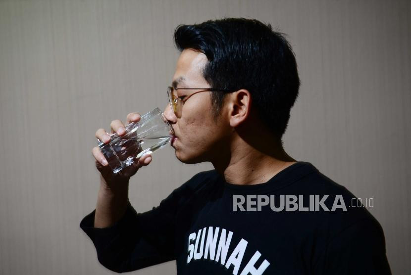 Ilustrasi, usai minum segelas air seseorang akan merasa palum.
