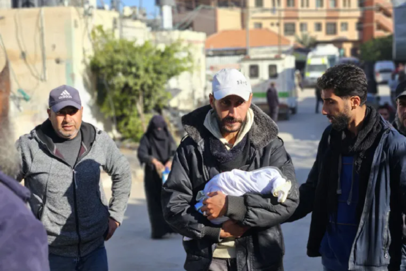 Seorang bayi tewas dalam pelukan sang ayah. (Days of Palestine)
