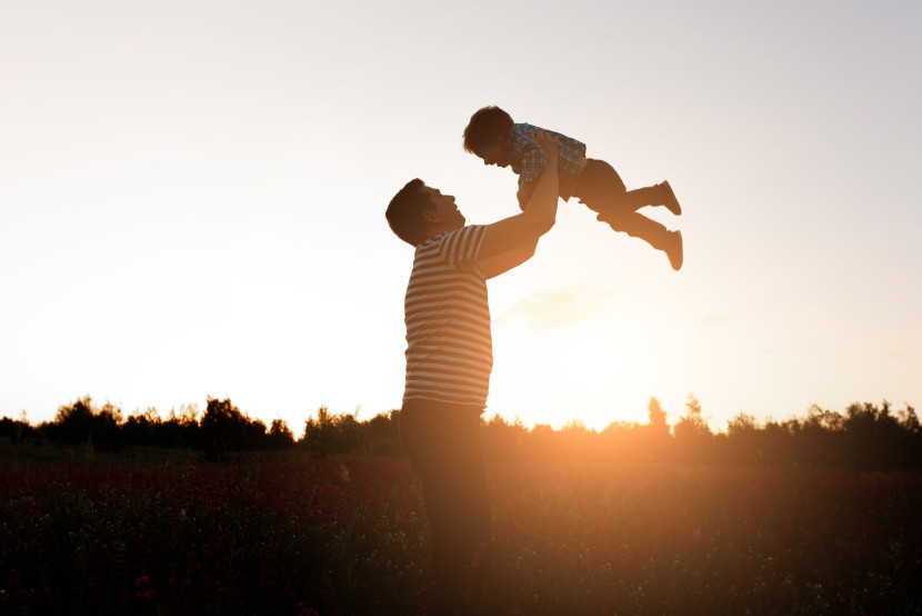 Hubungan emosional ayah dan anak (ilustrasi). FOTO: Freepik