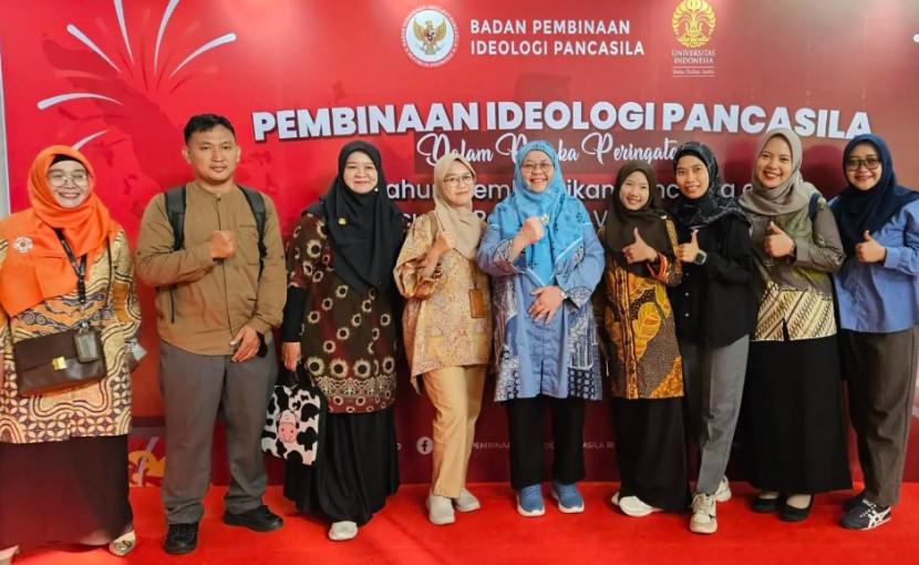 Kepala Disdik Kota Depok, Siti Chaerijah Aurijah (tengah) bersama jajaran menghadiri kegiatan Pembinaan Ideologi Pancasila, dalam Peringatan 80 Tahun Membumikan Pancasila dan Peresmian Pancasila Virtual Expo Tahun 2025, di Auditorium Gedung MAC UI, Sabtu (19/07/2025). (Foto: Dok. Disdik Kota Depok)
