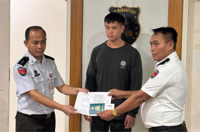 Selebgram Arnold Putra tiba di Bandara Soekarno-Hatta, Kota Tangerang, Banten, Senin (21/7/2025) sore WIB. Sumber: Kemenhan