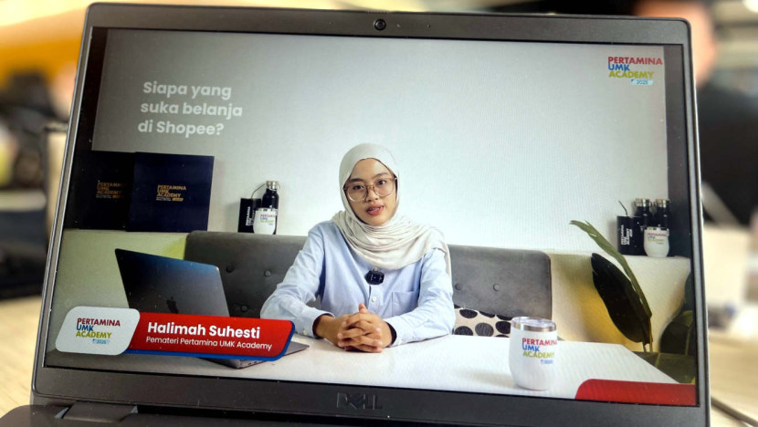 Pemateri Pertamina UMK Academy 2025 Halimah Suhesti memberikan paparan terkait Platform Learning Management System (LMS) dalam program Pertamina UMK Academy 2025. (Foto: Dok RUZKA INDONESIA)