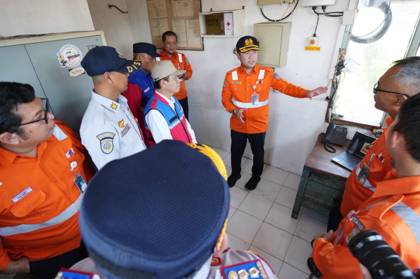 Uji coba sistem panic button di Perlintasan Sebidang Jalan Madukoro (JPL Nomor 6), Semarang, pada Kamis (16/7). (Foto: Humas PT KAI)