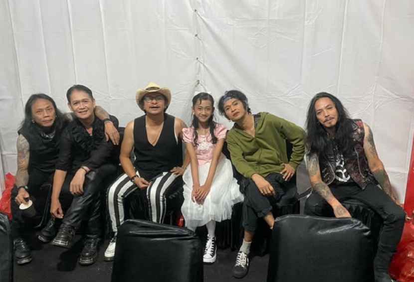Penyanyi cilik Kaltim, Aisyah Zaura bersama personel /rif. (dokpri)