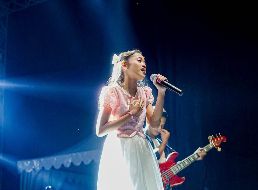 Penampilan Aisyah Zaura dalam Konser Perayaan HUT Kodam VI/Mulawarman 2025. 