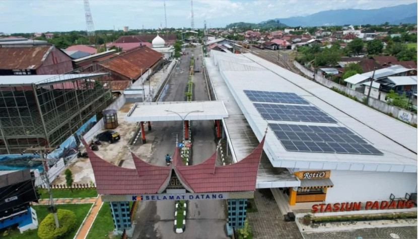 Ilustrasi. Salah satu upaya konkret yang telah dijalankan untuk menjawab tantangan perubahan iklim adalah pemasangan Pembangkit Listrik Tenaga Surya (PLTS) di 53 stasiun. (Foto: Humas KAI)