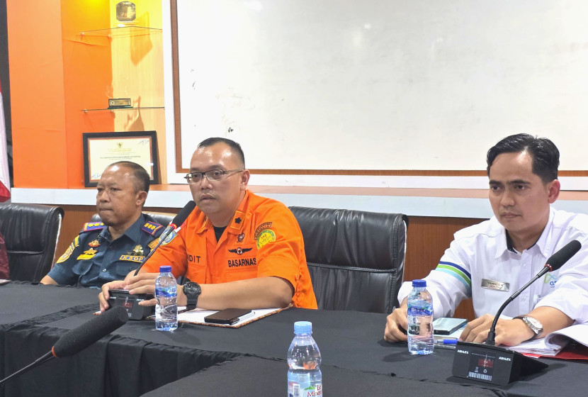 Kepala Kantor SAR Surabaya Nanang Sigit P.H menyampaikan keterangan terkait penutupan Operasi SAR KMP Tunu Pratama Jaya, Senin (21/7/2025). FOTO: Humas Kantor SAR Surabaya