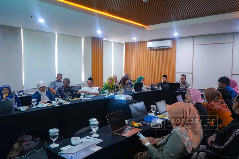 Direktur Rumah Sakit UIN Syarif Hidayatullah Jakarta, dr. Syaifullah, MARS., MM., FISQua., FIHFAA saat memimpin rapat.