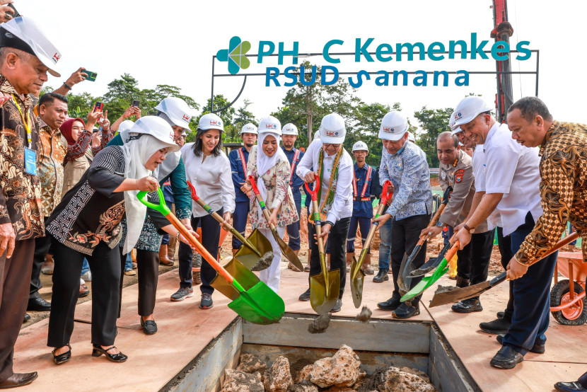 Menteri Kesehatan RI Budi Gunadi Sadikin dan Pemda Kabupaten Kepulauan Sula, Maluku Utara saat peletakan batu pertama RSUD Sanana