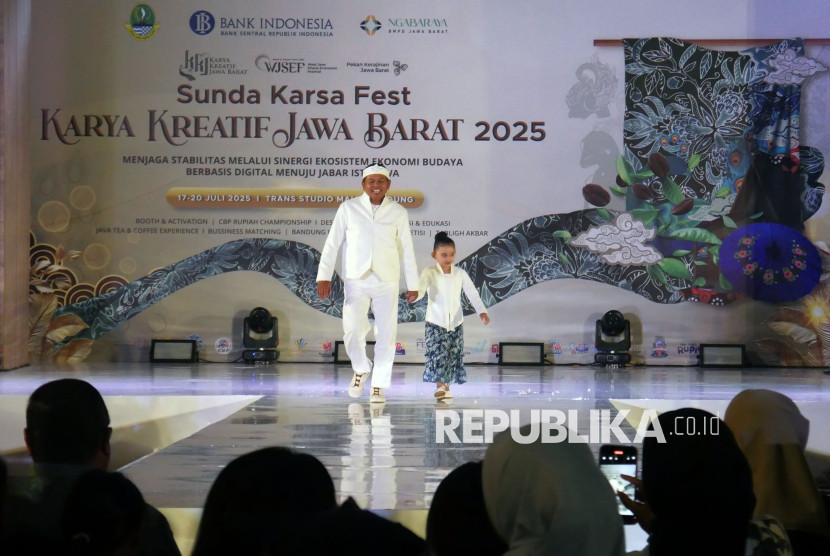Gubernur Jabar Dedi Mulyadi bersama putri bungsunya Ni Hyang tampil saat fashion show di 'Sunda Karsa Fest', di Kota Bandung, Jumat (17/7/2025). Foto: Edi Yusuf