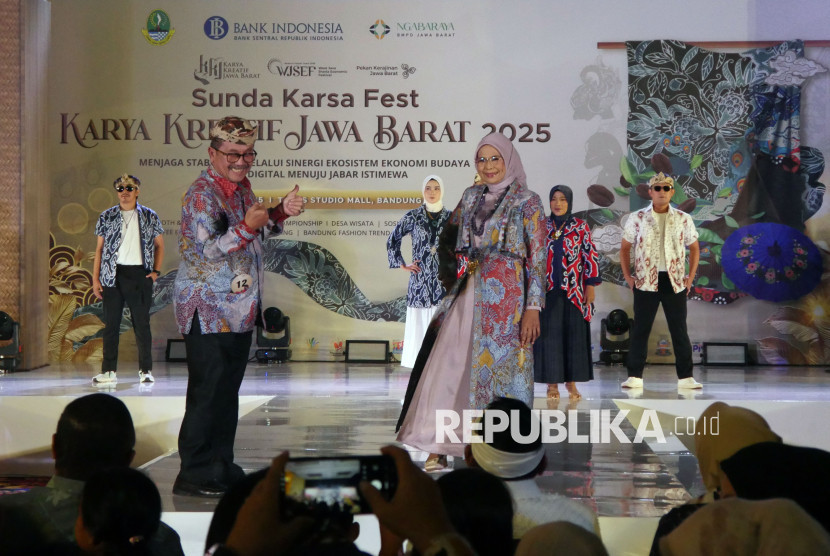 Sejumlah kepala daerah dan pegawai instansi pemerintahan di Jabar tampil saat fashion show 'Sunda Karsa Fest' di Kota Bandung, Jumat (17/7/2025). Foto: Edi Yusuf