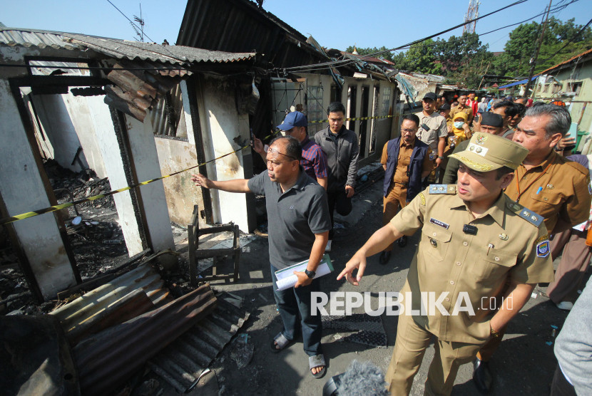 Wakil Wali Kota Bandung, Erwin meninjau lokasi kebakaran di kawasan pemukiman warga di Gudang Utara, Senin (21/7/2025). Foto: Edi Yusuf