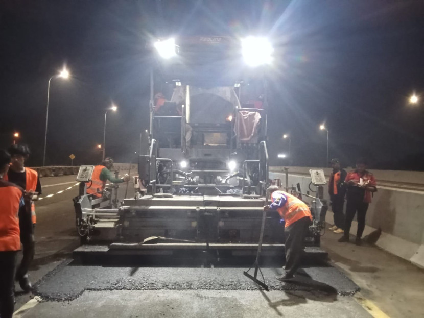 Pengerjaan pemeliharaan ruas tol Surabaya-Gempol oleh PT JTT. FOTO: Humas PT JTT