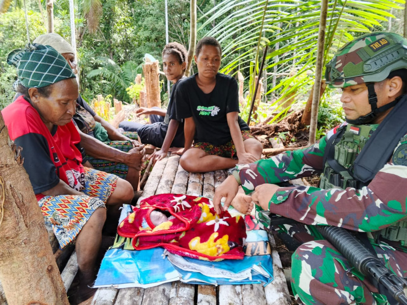 TNI beri bantuan untuk bayi baru lahir di Boven Digoel Sumber:dok Puspen TNI