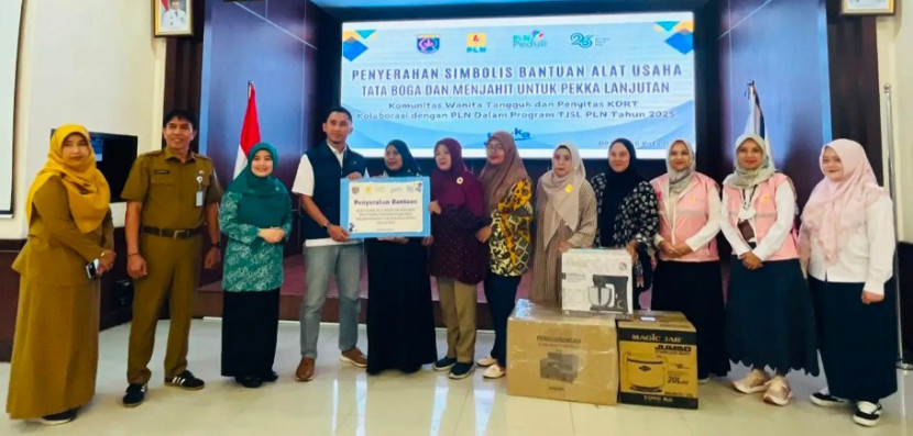 DP3AP2KB Kota Depok dan PLN UIT JBB memberikan bantuan alat usaha bagi kelompok Perempuan Kepala Keluarga (PEKKA) serta Komunitas Wanita Tangguh di Balai Kota Depok, Senin (21/07/2025). (Foto: Dok Diskominfo Kota Depok)