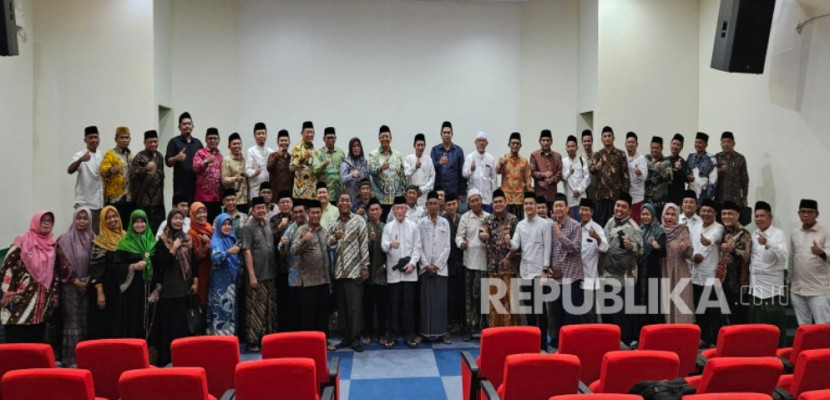 PP Makom Albab dan para pengasuh Pondok Pesantren Babakan Ciwaringin, Kabupaten Cirebon, mengeluarkan 5 maklumat secara resmi terhadap kebijakan Gubernur Jabar, Dedi Mulyadi. (Foto: Dok REPUBLIKA)