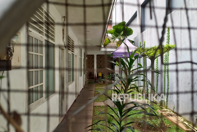 Suasana TKP penemuan diplomat yang tewas dengan kepala terlilit lakban di kamar indekosnya, Guest House Gondia, Jalan Gondangdia Kecil Nomor 22, Menteng, Jakarta Pusat, Rabu (9/7/2025). (Dok Republika)