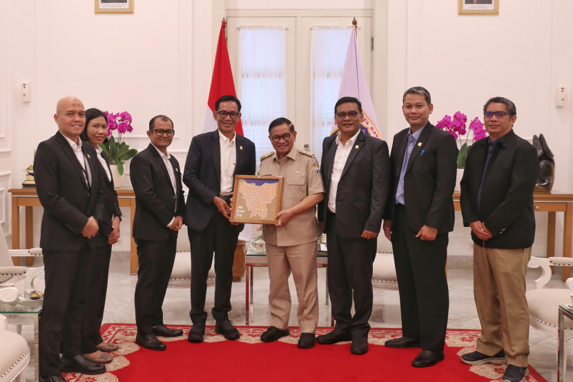 Gubernur DKI Jakarta, Pramono Anung, menyerahkan cinderamata berbentuk peta Jakarta kepada PLN yang diwakili oleh General Manager PLN UID Jakarta Raya, Moch. Andy Adchaminoerdin, sebagai bentuk apresiasi atas kontribusi dalam penyediaan listrik andal dan pengembangan energi berkelanjutan di Jakarta. (Foto: Dok Rizka Indonesia/PLN)