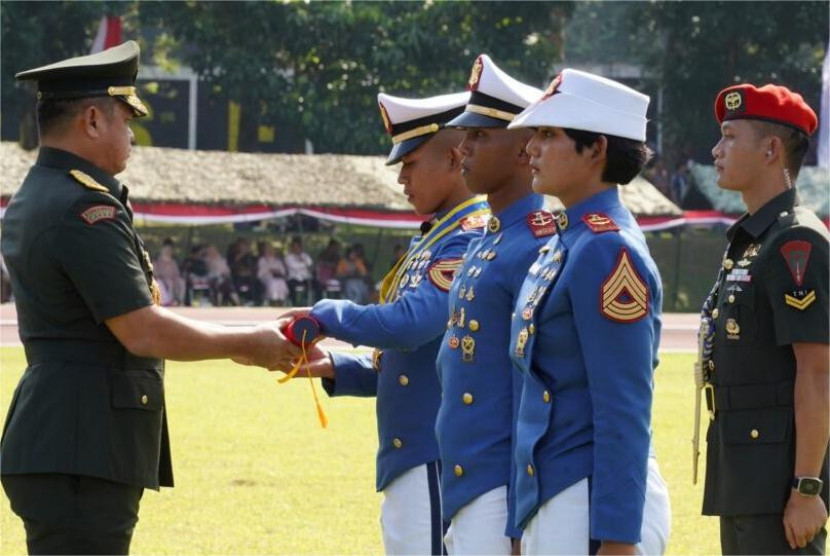 KSAD Jenderal Maruli Simanjuntak memberi penghargaan kepada taruna terbaik. Sumber: Akmil