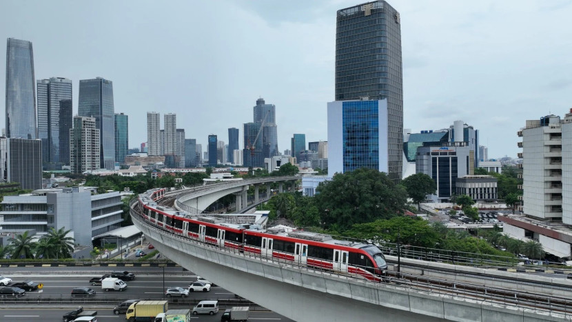 Ilustrasi. Rata-rata pengguna LRT Jabodebek pada jam off-peak selama masa libur sekolah tercatat 41.112 pengguna per hari, naik dari sebelumnya 35.932 pengguna per hari. (Foto: Humas LRT Jabodebek)
