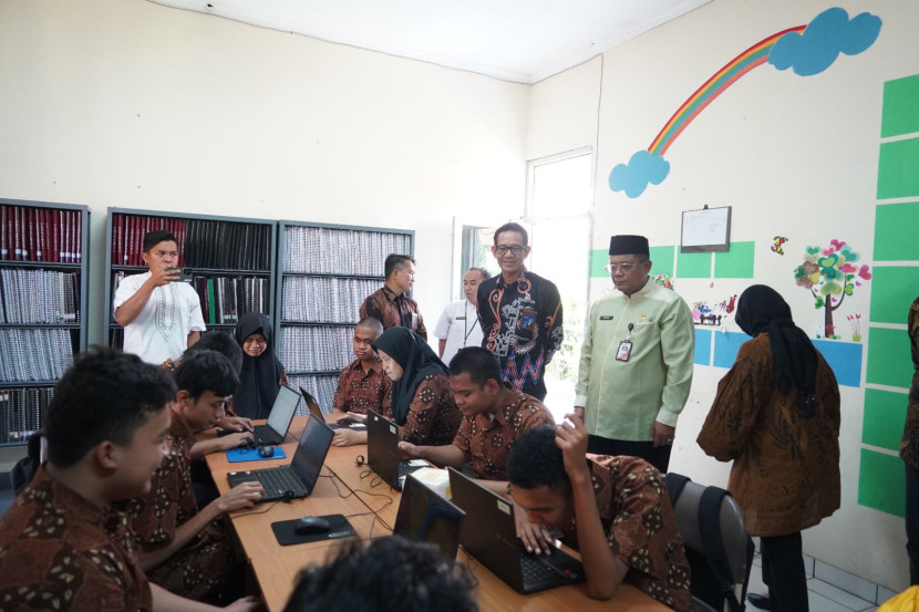 Peninjauan program Terang Aksara PLN Unit Induk Distribusi Jakarta Raya dengan menyediakan fasilitas dan pelatihan teknologi bagi siswa penyandang disabilitas tuna rungu dan tuna netra di Panti Sosial Bina Netra Rungu Wicara Cahaya Batin, Jakarta Timur pada Juni lalu. (Foto: Dok Ruzka Indonesia/PLN)