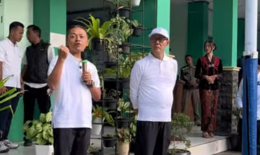 Wamendikdasmen Fajar Riza Ul Haq didampingi Wali Kota Sukabumi Ayep Zaki menghadiri kegiatan Pagi Ceria dalam rangka Hari Anak Nasional di SMPN 2 Sukabumi, Rabu (23/7/2025).