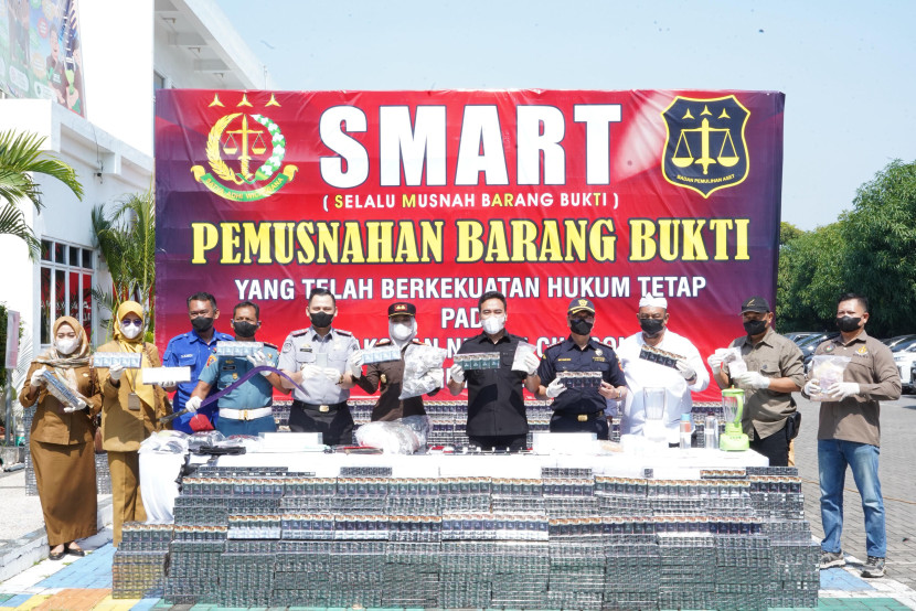 Pemusnahan 780 karton rokok ilegal merek OK Bold tanpa pita cukai. Foto: Diskominfo Kota Cilegon