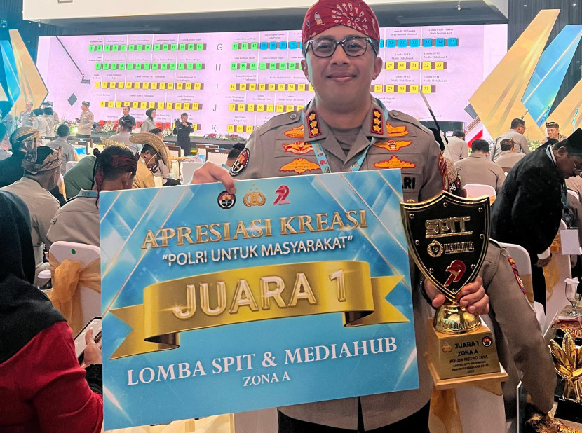 Kabid Humas Polda Metro Jaya Kombes Pol Ade Ary Syam Indradi menorehkan prestasi membanggakan dengan meraih Juara 1 Lomba SPIT dan Mediahub Zona A tingkat Polda. (Foto: Dok Humas Polda Metro Jaya)