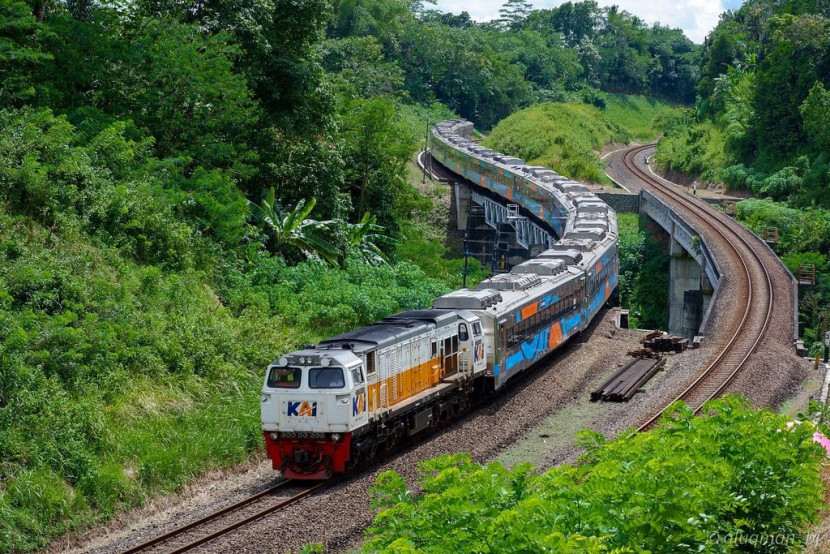 Ilustrasi. KAI mengajak masyarakat untuk terus memanfaatkan program diskon tiket kereta api sebesar 30 persen untuk kelas Ekonomi Komersial yang berlaku hingga 31 Juli 2025. (Foto: Humas PT KAI)