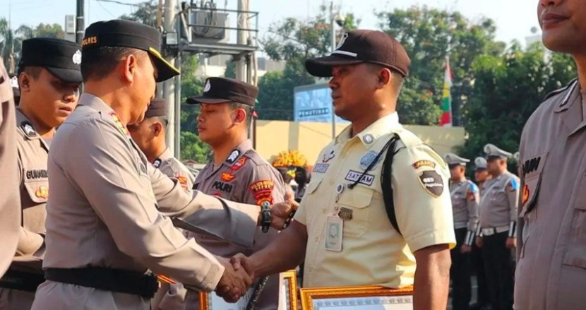 Warga mendapat penghargaan Polrestro Depok terkait menjaga keamanan lingkungan. (Foto: Dok RUZKA INDONESIA)
