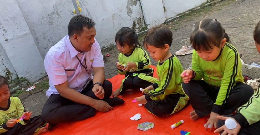Anak-anak PAUD bersama Lurah Tipar Cecep Kuswandi setelah senam sehat dalam rangka hari anak nasional di Kelurahan Tipar, Kecamatan Citamiang, Kota Sukabumi, Rabu (23/7/2025).