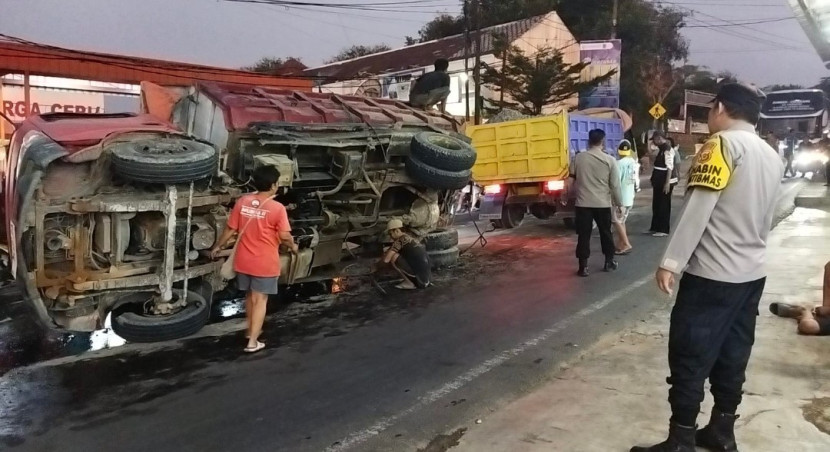 Truk terguling di ruas Jalan Raya Kadipaten–Majalengka, tepatnya di depan Toserba Surya, Kecamatan Kadipaten, Kabupaten Majalengka, Jabar, Rabu (23/07/2025) siang.