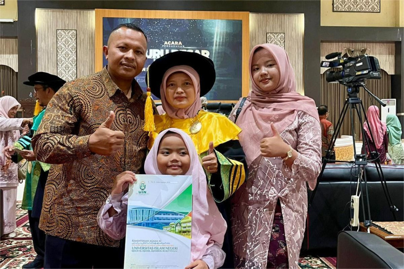Prof Zulfani Sesmiarni bersama suami Sertu Bertoni dan kedua anaknya. Sumber:Puspen TNI